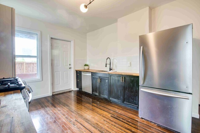 Building Photo - 2 bed 1 bath apartment for rent on Kibbe St