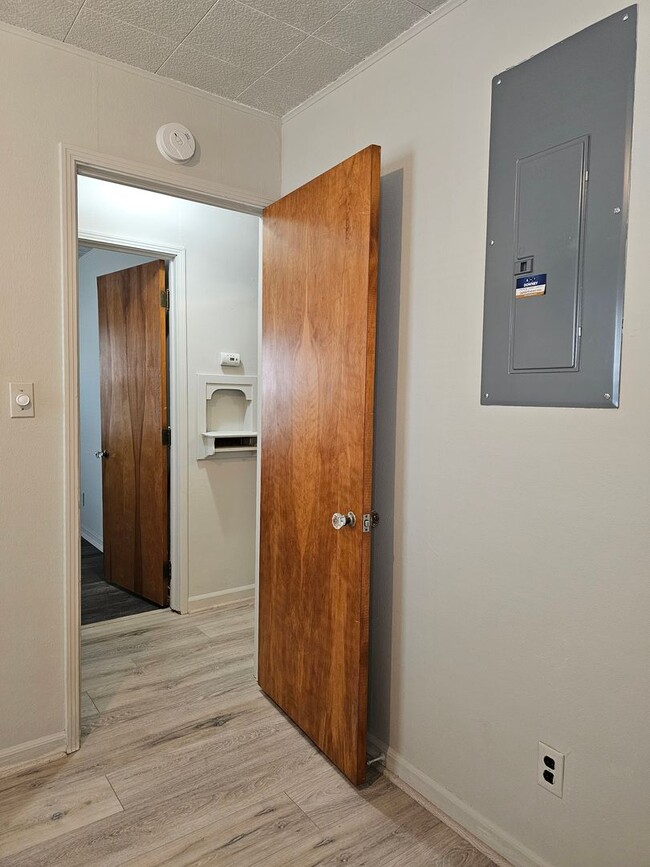 Building Photo - Very updated, cozy two bedroom across from BGHS