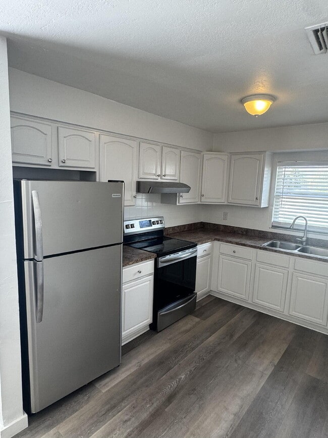 Building Photo - 1711 W Carmen St