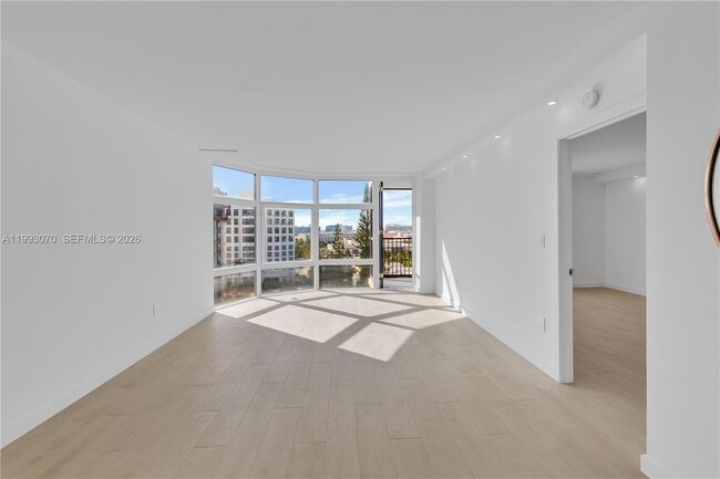 Building Photo - 20100 W Country Club Dr