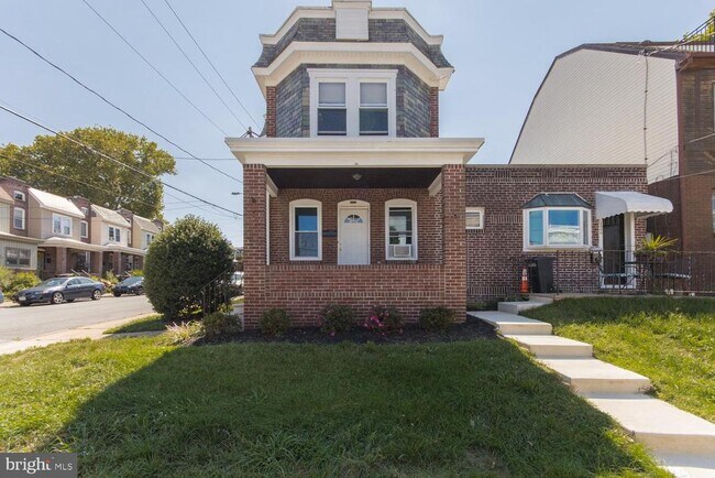 Building Photo - 1600 W 10th St