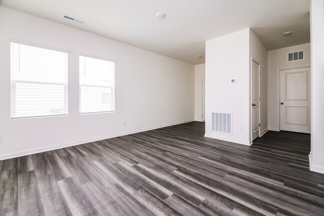 Building Photo - Fantastic 4bd/3ba home! Coming soon!