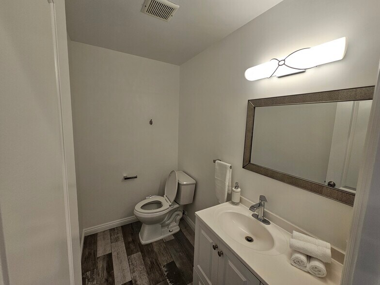 Building Photo - 6501 Vanalden Ave