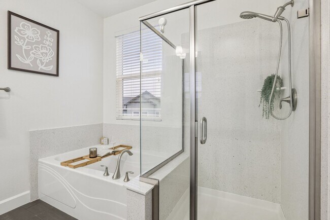 Building Photo - Beautiful Corner-Unit Townhome Near Downtown – 4 Bed | 3 baths