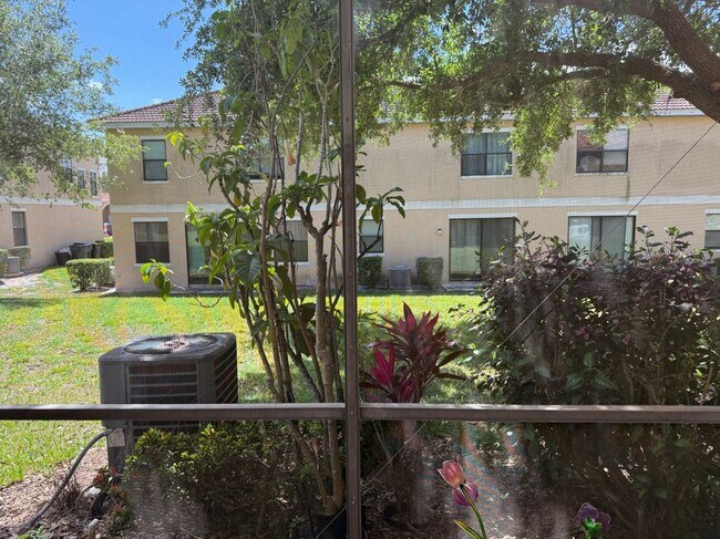 Building Photo - 1319 Clove Dr