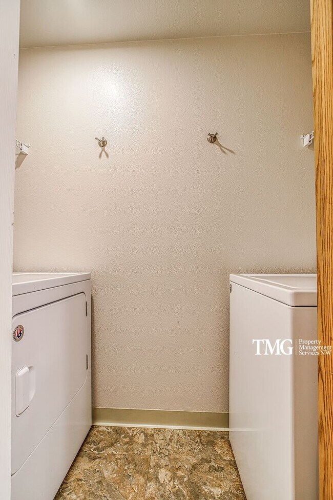 Building Photo - Large Ranch-style home with 3 Bed 2 Bath i...