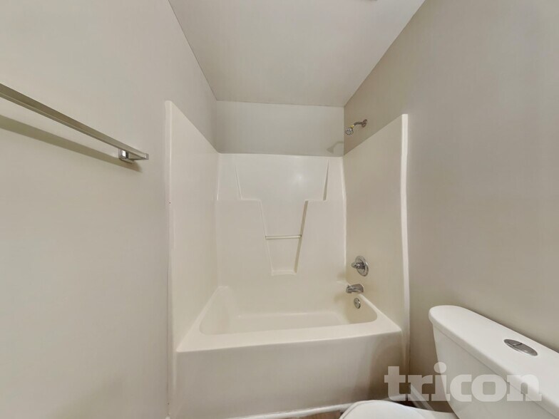 Building Photo - 1037 Cove Cir