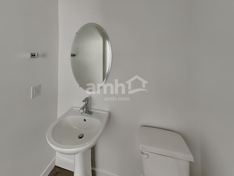 Building Photo - 9531 Harkes Dr