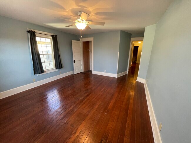 Building Photo - 235 N Oxford St