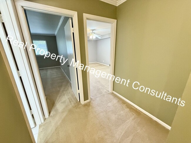 Building Photo - Beautiful Condo on the Plaza with City Vie...