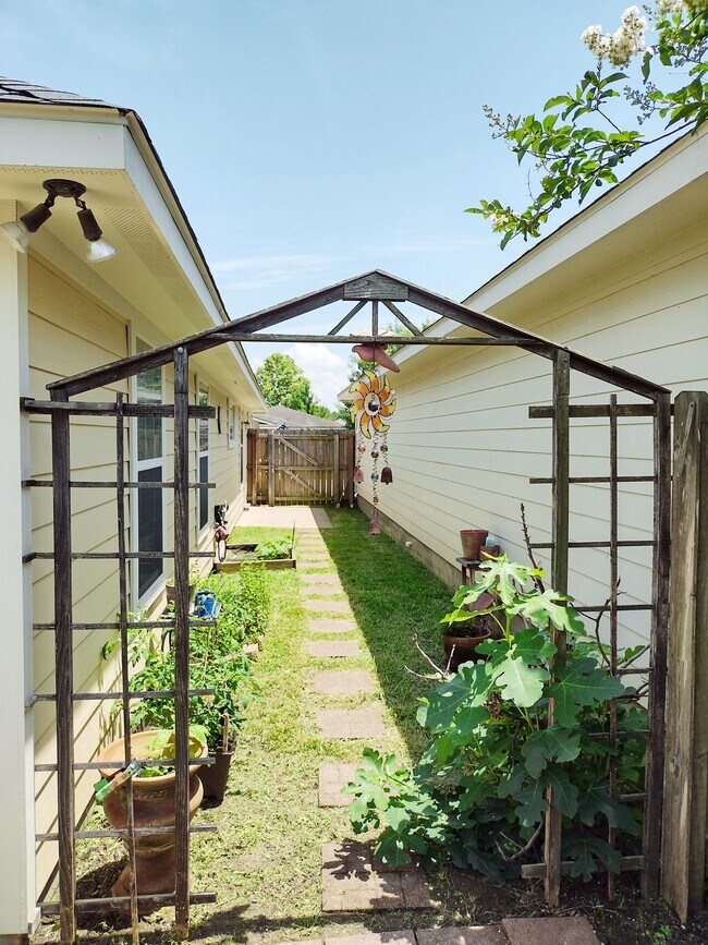 Building Photo - 2637 Symphony Park Dr