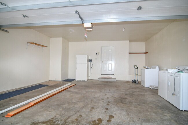 Building Photo - 160 E River Dr