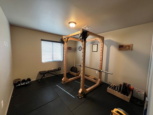 Building Photo - SOLAR HOME!!