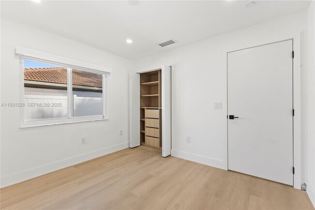 Building Photo - 16859 Crestview Ln