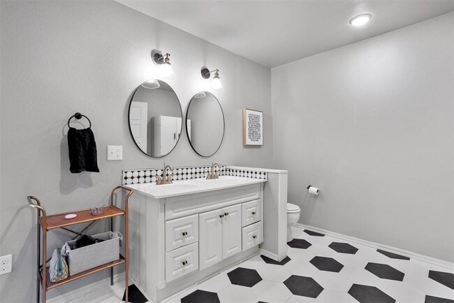 Building Photo - 520 E 17th Ave