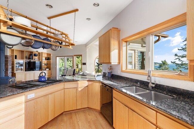 Building Photo - One Acre of Gorgeous Views and a Spacious ...