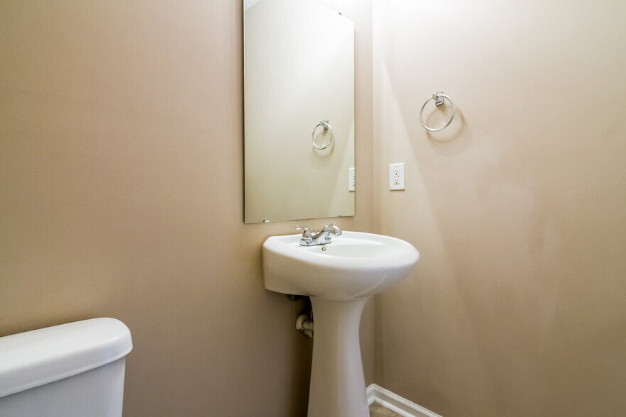 Building Photo - 15257 Pangborn Pl