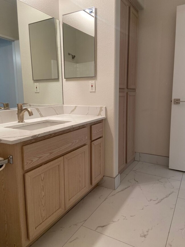 Building Photo - Nicely upgraded 1 bedroom on the South Strip
