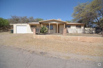 Building Photo - Charming Brick Construction 3 Bedroom 2 Ba...