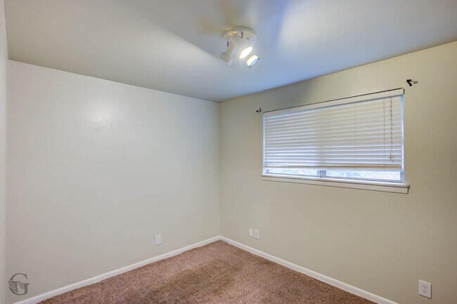 Building Photo - 2829 Doles Pl