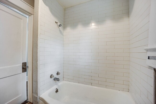 Building Photo - Freshly Updated 2 Bedroom House