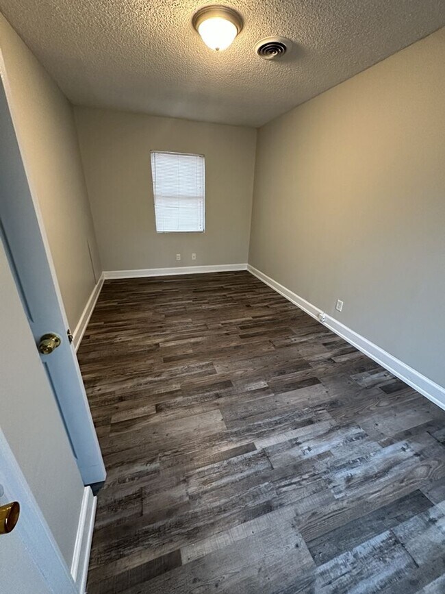 Building Photo - Newly Available! 2 Bedroom 1 Bathroom! $350 off first month!