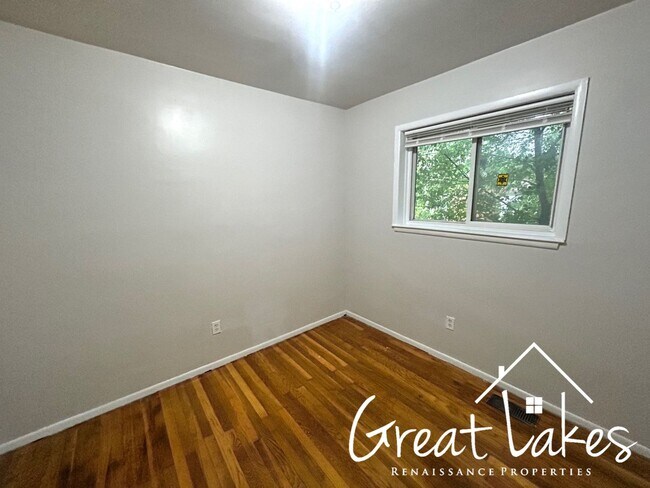 Building Photo - Charming 3 bedroom / 2 bathroom Eastpointe...