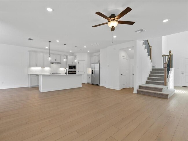 Building Photo - 633 Runnel Dr