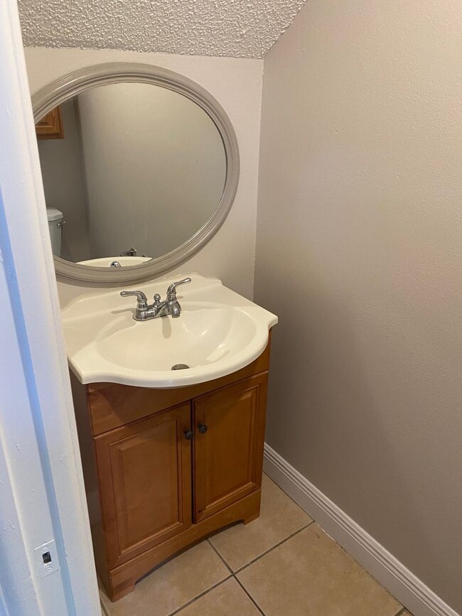 Building Photo - 2/1.5 Townhome Wth Fireplace! Across From Torasco Park! Perfect For Family!