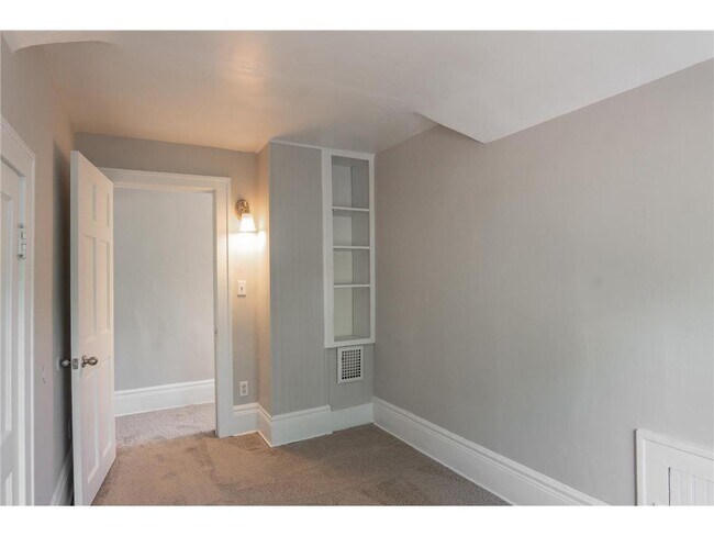 Building Photo - 188 Wyoming St E