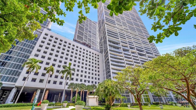Building Photo - 495 Brickell Ave