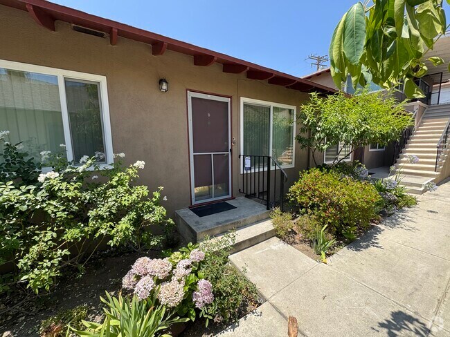 Building Photo - 743 Southview Rd