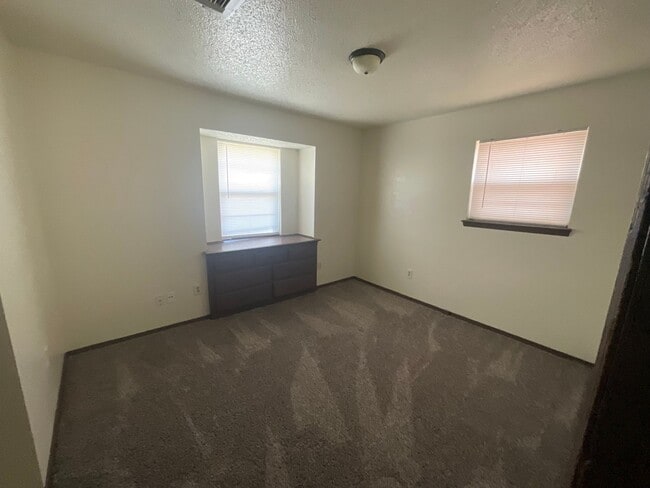Building Photo - 3 bedroom 1 1/2 bath