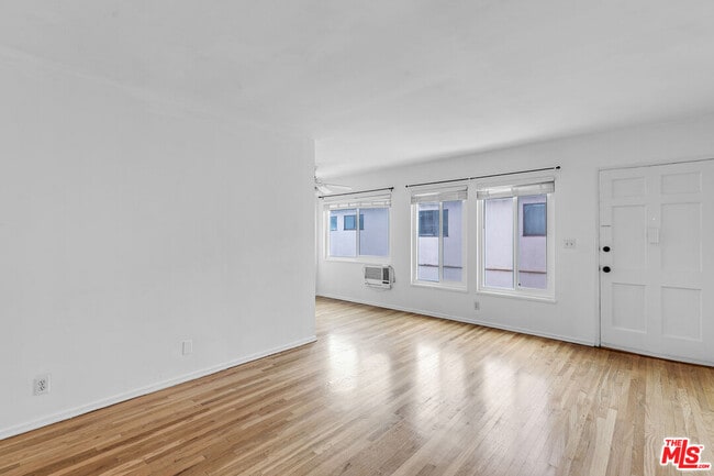 Building Photo - 1248 Barry Ave