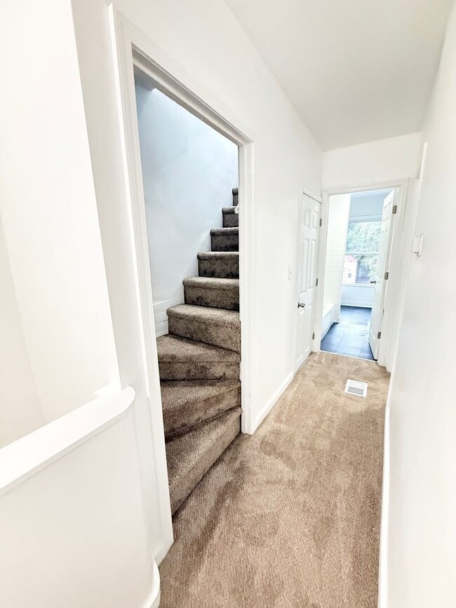Building Photo - Newly Remodeled 2 or 3 Bedroom In Upper La...