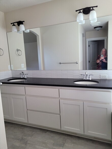 Building Photo - 3170 NE Coho St