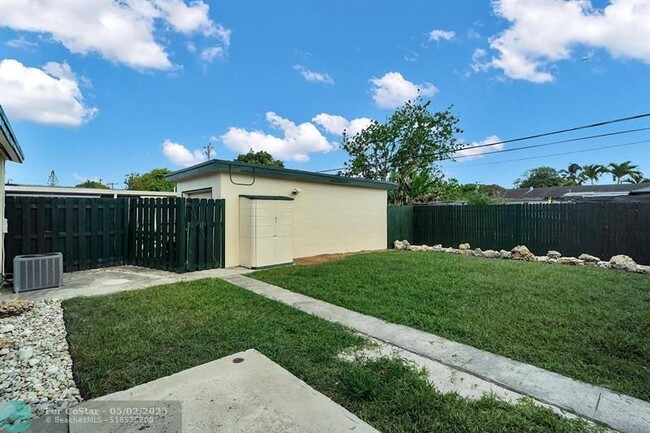 Building Photo - 4932 SW 12th St