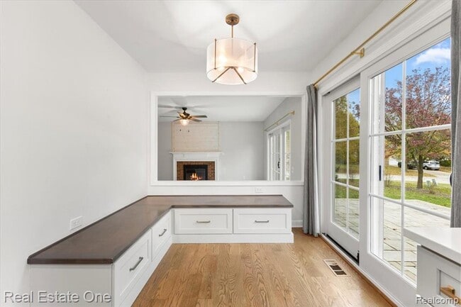 Building Photo - 1568 Grandview Dr