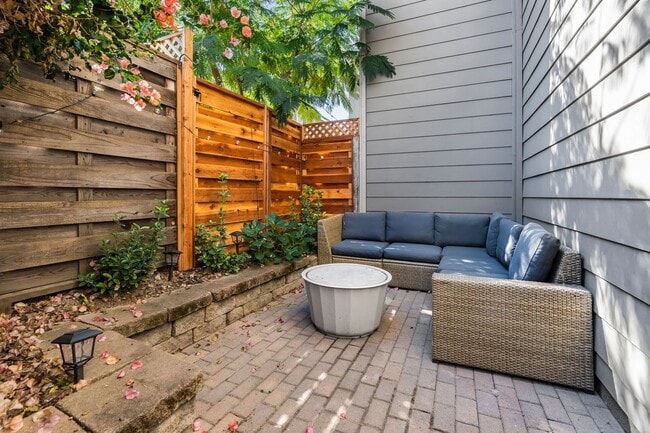 Building Photo - Modern 2BD/2BA Townhome w/ Private Yard, G...