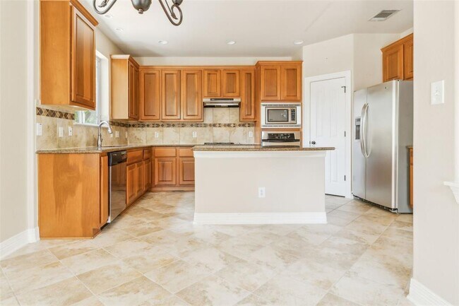 Building Photo - 15528 Interlachen Dr