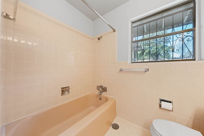 Building Photo - 303 Marquis Ln