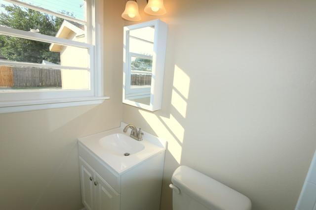 Building Photo - Half off First Full Month's Rent! /Fantastic Updated Home