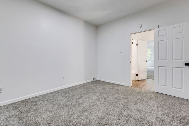 Building Photo - AVAILABLE NOW - Fully Renovated Mount Wash...