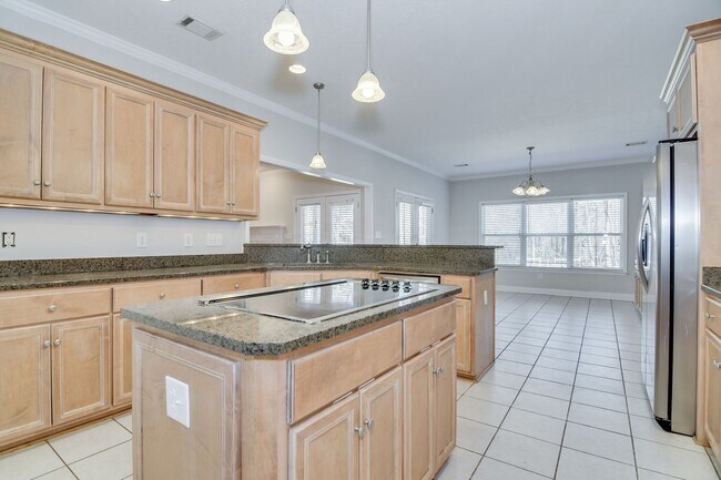 Building Photo - Large House on 3.5 Acres in Harlem