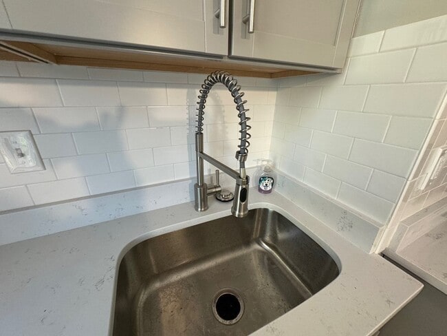 Building Photo - 61 Gates St