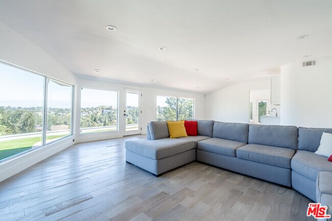 Building Photo - 5026 Medina Rd