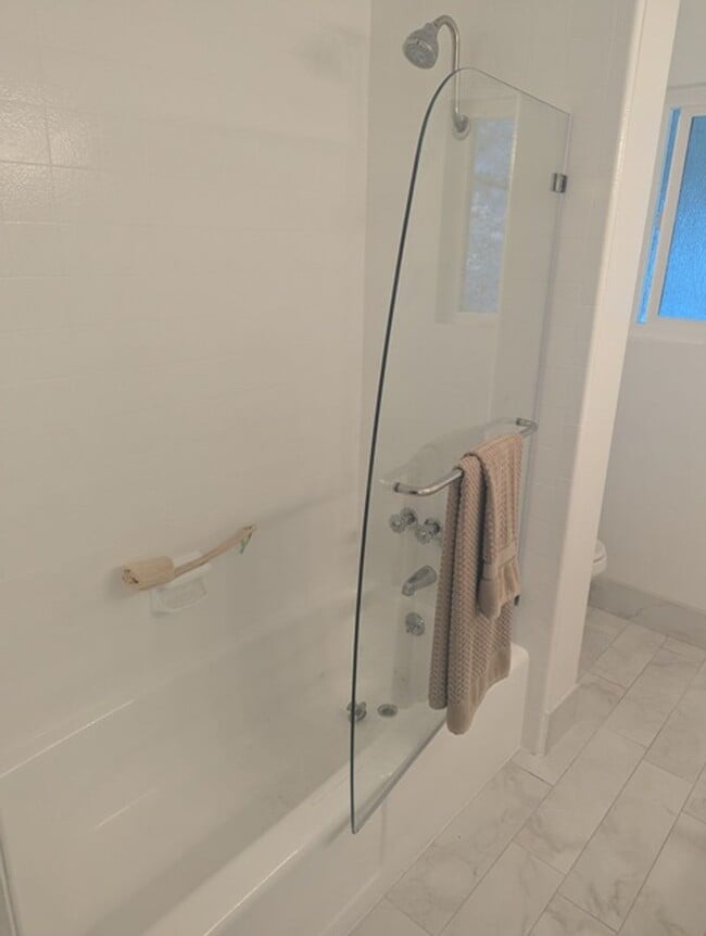 Building Photo - 3 Bed - 2 Bath House with Solar & Mountain...