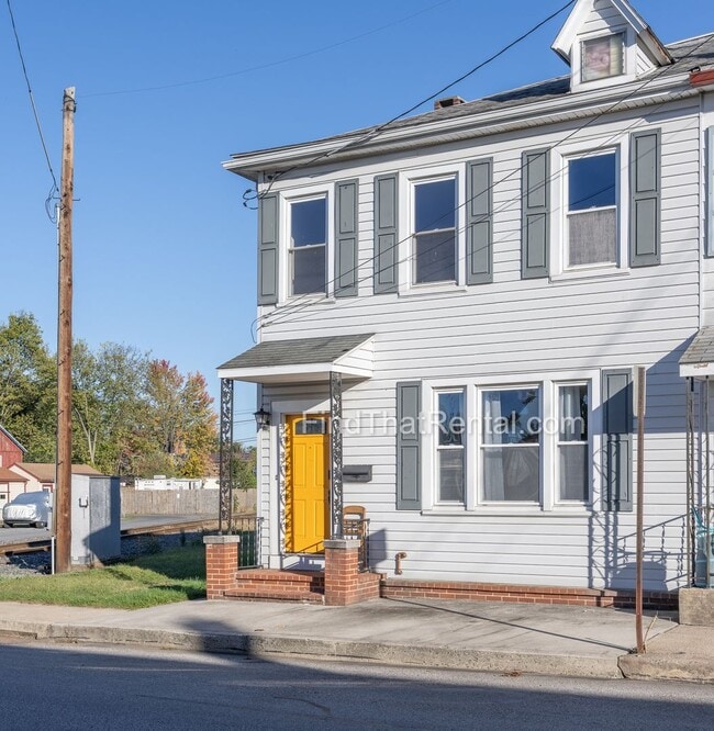 Building Photo - 423 N Bedford St