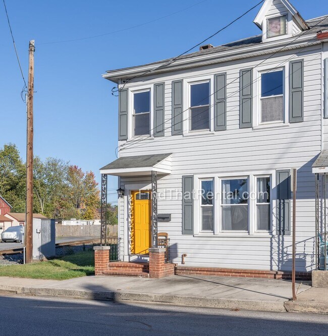 Building Photo - Downtown Carlisle Beautifully Renovated Pet Friendly Historic House with Fenced Yard and off stre...