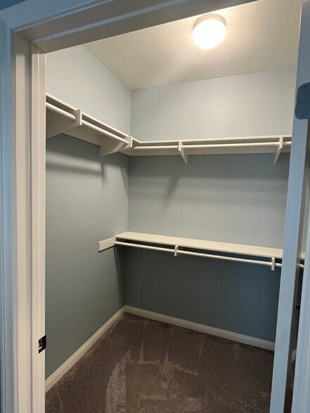 Waking closet - 3877 Pell Pl